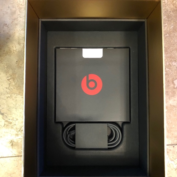 Beats Studio 3 Wireless Headphones - Picture 4 of 5